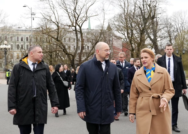 Ministru prezidente Evika Siliņa un Ukrainas premjerministrs Deniss Šmihaļs piedalās svinīgajā ziedu nolikšanas ceremonijā pie Brīvības pieminekļa.