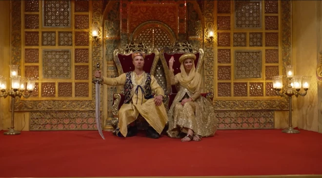 Mārcis un Katrīne izmantoja iespēju nopozēt krāšņos tērpos.