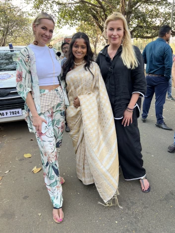 Ar kādu Bolivudas aktrisi.