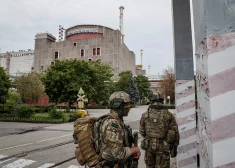 Krievijas armijas karavīri okupētajā Zaporižjas AES teritorijā.