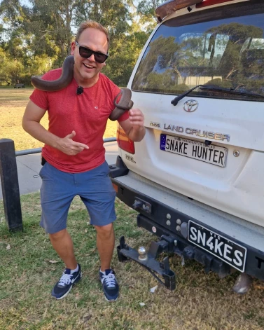 Lauris pie profesionālā indīgo čūsku ķērāja darba auto. Taču, nē, tā nav indīga čūska, bet gan ķērāja viens no “mājdzīvniekiem”. “Viņam mājās ir piecas tādas “draudzenes” un trīs meitas. No sievas viņš ir šķīries, nezinu, vai tāpēc, ka čūsku jau tā ir daudz mājās,” smej Lauris.