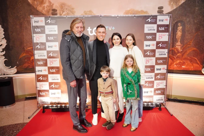 Sveikt jaunāko brāli Mārtiņu ieradusies arī vecākā māsa Baiba Kisiela ar vīru uzņēmēju, Latvijas Automobiļu federācijas prezidentu Raimondu Kisielu un abu atvasēm: dēlēnu Sebastianu un meitām Stellu un Karlu. Vienīgi attēlā nav redzama Baibas vecākā meita Paula, kas dzimusi viņas pirmajā laulībā ar kādreizējo futbola leģendu Māri Verpakovski.