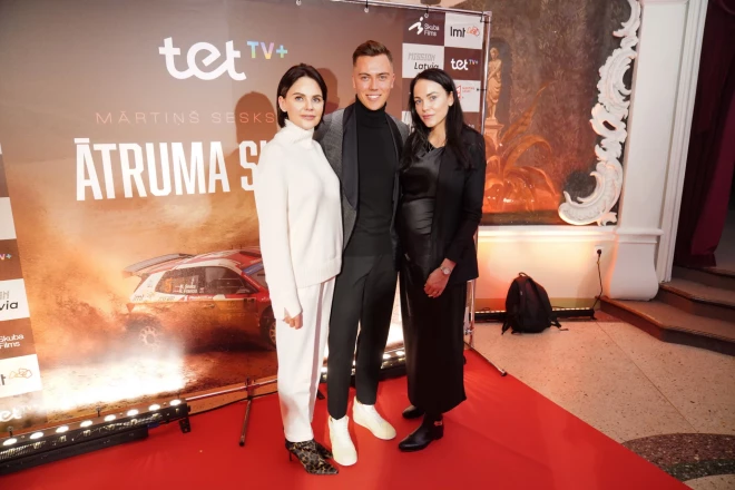 Baiba un Anete ar savu mazo brāli – Latvijas ātrāko rallija pilotu Mārtiņu Sesku.