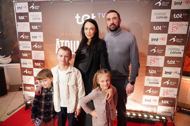 Anete Seska-Rāviņa ar vīru Rihardu Rāviņu šajos vasaras saulgriežos gaida pasaulē nākam savu trešo atvasi. Foto redzami Anetes bērni – dēls Ričards un meita Milēna ar māsas Baibas dēlēnu Sebastianu. Anete savam brālim Mārtiņam filmas pirmizrādē novēlēja sasniegt visus iecerētos mērķus nu vēl vairāk.