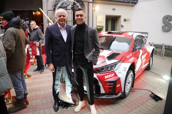 Arī Mārtiņa tēvs Uldis Sesks (no kreisās) bijis godalgots rallija braucējs.