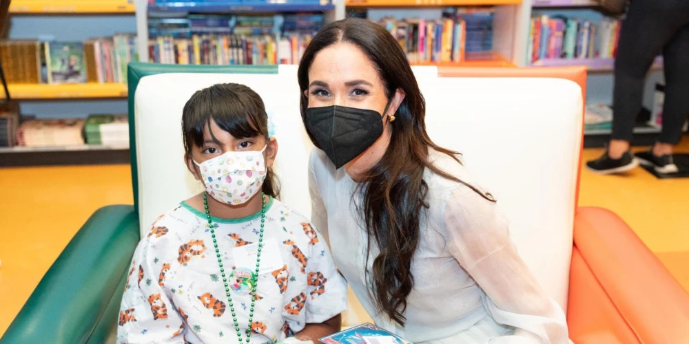 Megana Mārkla viesojusies bērnu slimnīcā Losandželosā un parādījusi, ka prot būt taupīga
