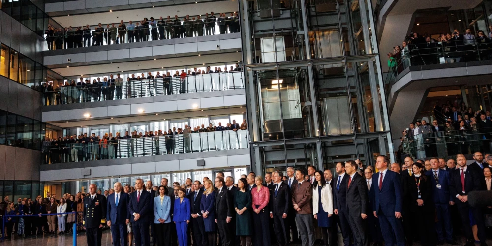 NATO dalībvalstu pārstāvji Briselē atzīmē alianses 75. gadskārtu (foto: Scanpix / EPA)