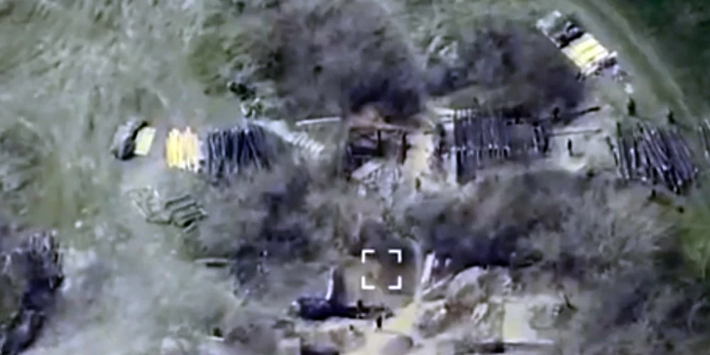 Ukraiņu karavīri ar dronu fiksēja okupantus, kuri cēla jaunu nocietinājumu. Šo informāciju un koordinātas aizstāvji nodeva raķešu un artilērijas vienībai, kas ar HIMARS veica precīzu triecienu.