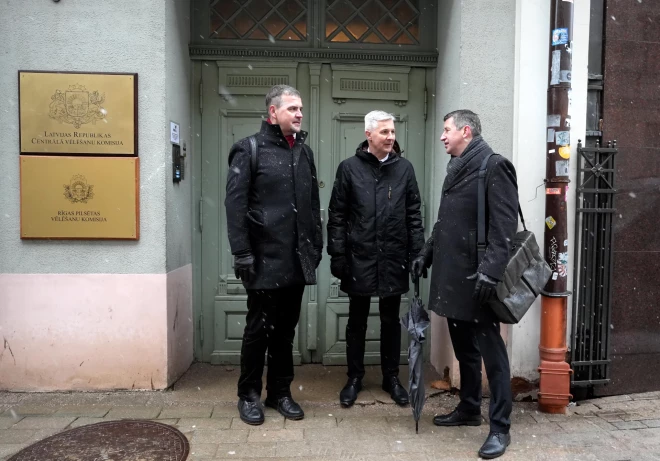 “Latvijas attīstībai” trijotnes lokomotīves – Ivars Ijabs (no kreisās), Artis Pabriks un Vjačeslavs Dombrovskis kā pirmie pasteigušies, lai Centrālajā vēlēšanu komisijā iesniegtu sarakstu Eiroparlamenta vēlēšanām.