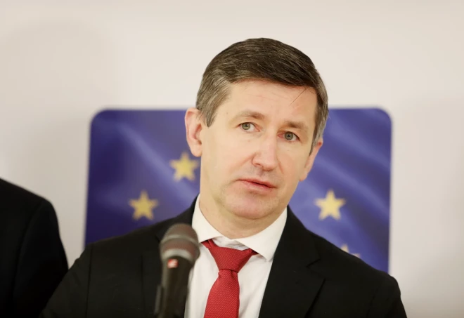 “Latvijas attīstībai” priekšvēlēšanu programmas vadošais autors ir kādreizējais Saeimas deputāts un eksministrs Vjačeslavs Dombrovskis.