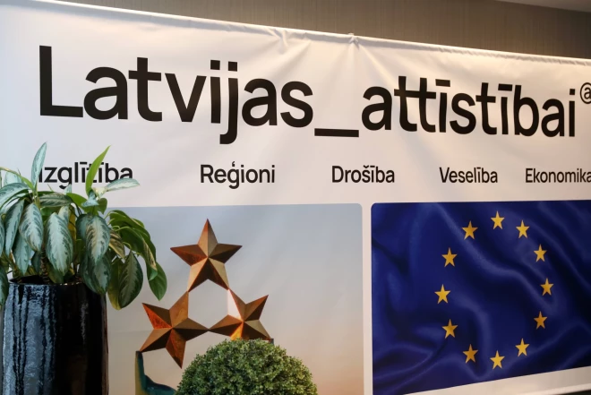 “Latvijas attīstībai” priekšvēlēšanu programmas vadošais autors ir kādreizējais Saeimas deputāts un eksministrs Vjačeslavs Dombrovskis.