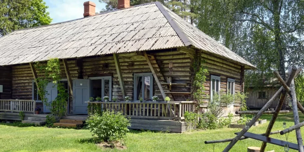 Laika zoba sagrauztajai mājai paveicās satikt jaunus saimniekus.