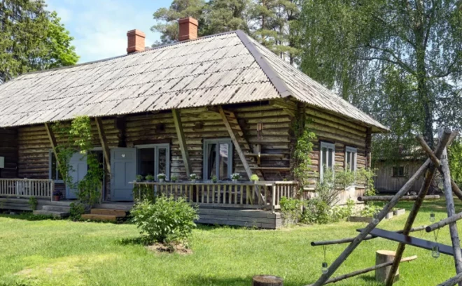 Laika zoba sagrauztajai mājai paveicās satikt jaunus saimniekus.