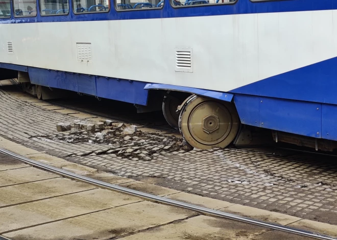 Pie Nacionālā teātra no sliedēm nobraucis tramvajs