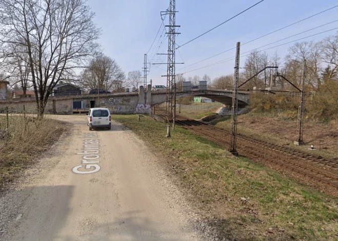 В Торнякалнсе закрыли построенный в 1910 году мост через железную дорогу - он признан небезопасным