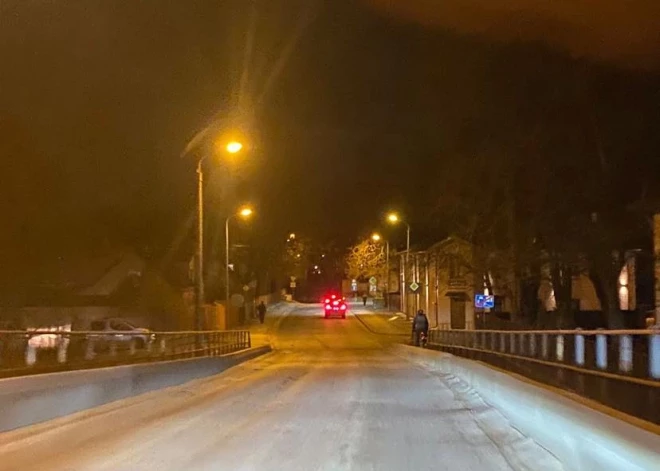 Torņakalnā slēgts satiksmes pārvads pār dzelzceļu Altonavas ielā