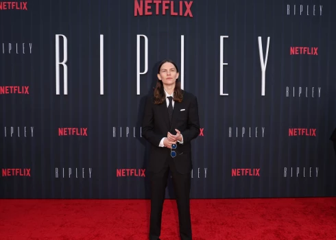 Латина бейнесімен аяқпен жұмыс жасау Трусики ән айтатын топтың порно видеосы