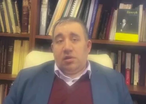 Iepriekš par vēsturnieku sauktais Aleksandrs Djukovs Krievijā nodarbojās ar nacistu priekšteču piemeklēšanu Rietumvalstu līderiem un valsts amatpersonām, tostarp arī Latvijā.