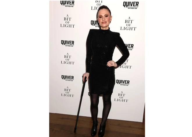 Известная актриса пришла на премьеру с тростью - поклонники боятся худшего