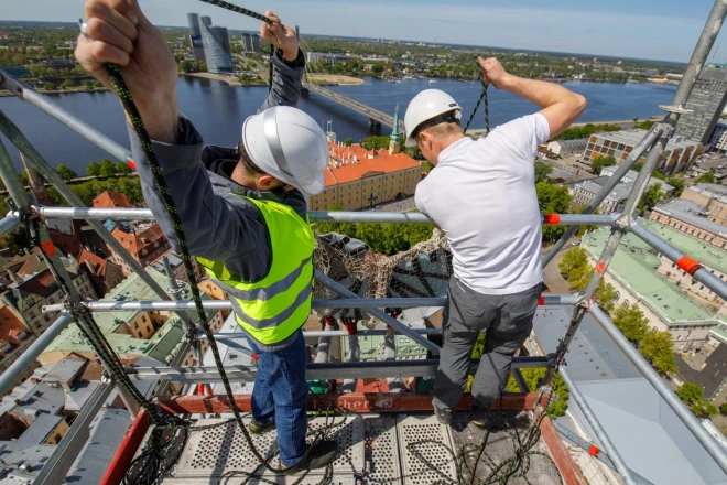 Jēkaba katedrāles virsotnē – jāuzceļ augšā atkal apzeltītais gailis. Foto: no Būvuzņēmums Restaurators arhīva