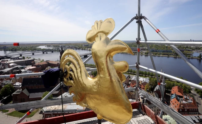 Rīgas Svētā Jēkaba katedrāles 91,6 metrus augstajā torņa smailē atgriezies atjaunotais gailis.