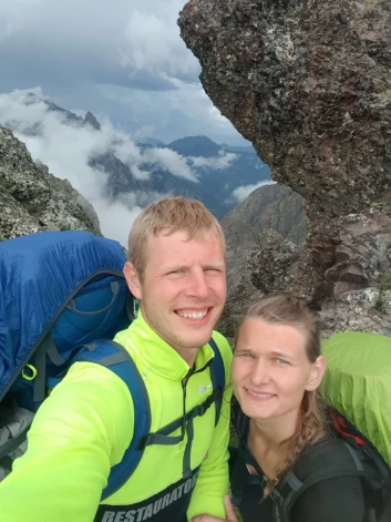 Ar sievu Ievu pārgājienā pa Korsikas kalniem.