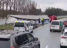 VIDEO: otra avārija ar kravas auto dienas laikā - viss automašīnas saturs izgāzies uz zemes