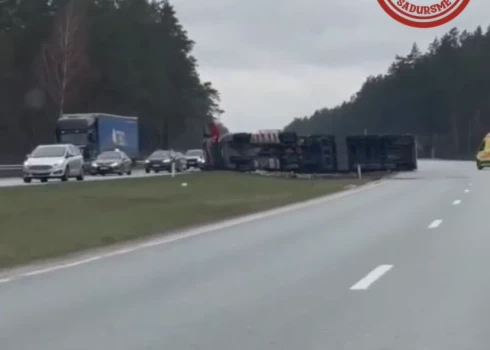 Подробности аварии с участием грузовика на Сигулдском шоссе: говорят, погибшему водителю стало плохо