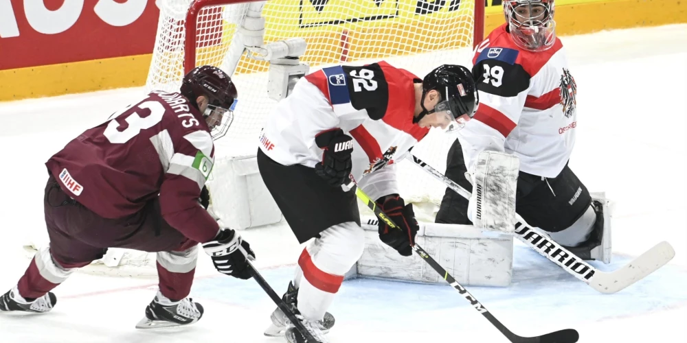 Atkal pēcspēles metieni, tāds pats rezultāts — Latvijas hokejisti otrreiz pieveic Austriju