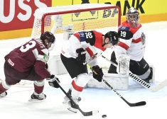 Atkal pēcspēles metieni, tāds pats rezultāts — Latvijas hokejisti otrreiz pieveic Austriju