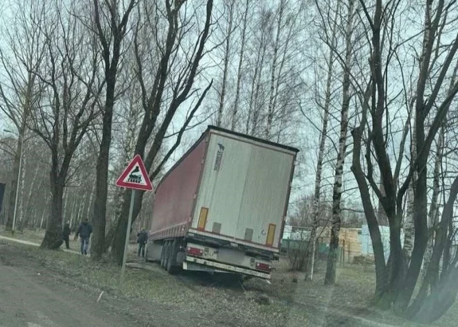 "Приехала скорая и сказала, что человек умер": водитель грузовика вылетел с дороги, врезался в деревья и погиб