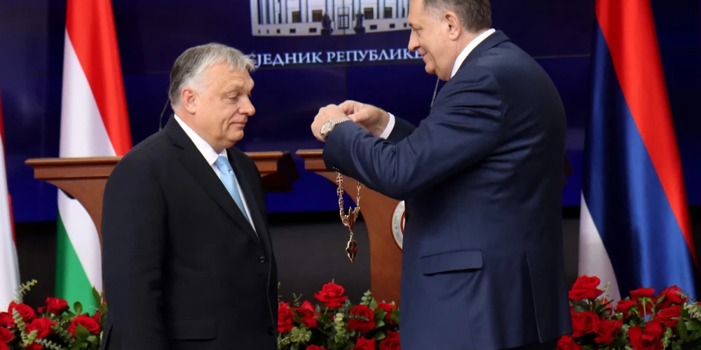 Satikušies Kremļa draugi — Ungārijas premjers Orbāns saņem medaļu no sankcijām pakļautā Bosnijas serbu līdera Dodika