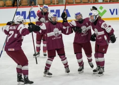 Latvijas hokejistes PČ pirmās divīzijas B grupas turnīrā "sausā" sakauj Poliju
