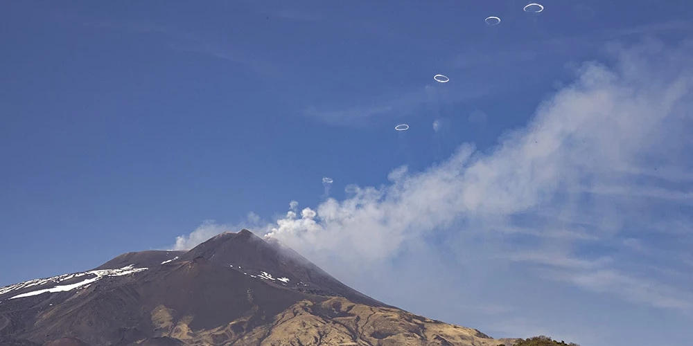 Etnas vulkāns izspļauj debesīs vairākus "vulkāniskos dūmu gredzenus".