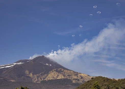 VIDEO un FOTO: virs Etnas vulkāna pacēlušies noslēpumaini dūmu gredzeni