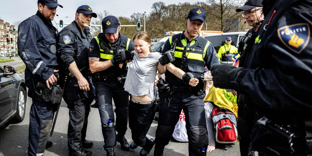 Grēta Tūnberga aizturēta Nīderlandē par automaģistrāles bloķēšanu