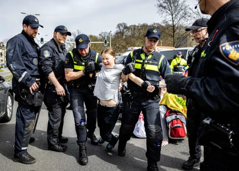 Grēta Tūnberga aizturēta Nīderlandē par automaģistrāles bloķēšanu