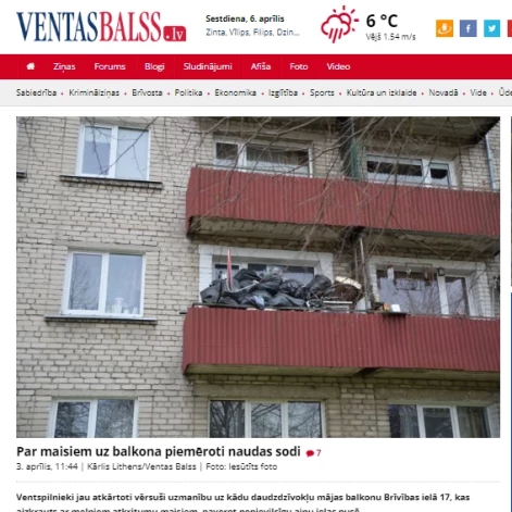 Ventspils Brīvības ielas 17 otrā stāva balkons ar melno maisu kaudzi kļuvis slavens. To plaši aprakstījis laikraksts “Ventas Balss”.