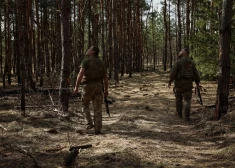 Situācija Krievijas-Ukrainas kara frontē ir sarežģīta, platformā "Telegram" pauda Ukrainas Bruņoto spēku virspavēlnieks Oleksandrs Sirskis. of the 93rd Separate Mechanized Brigade "Kholodnyi Yar" look into the sky for Russian drones at a position near a frontline, amid Russia's attack on Ukraine, in Donetsk region, Ukraine March 31, 2024. REUTERS/Sofiia Gatilova