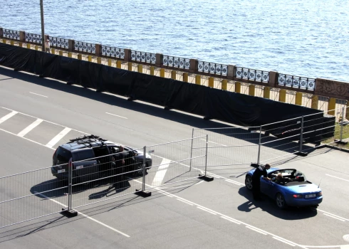 Загадочное ДТП в Риге: машина съехала с дороги набережной 11 Ноября и въехала в Даугаву