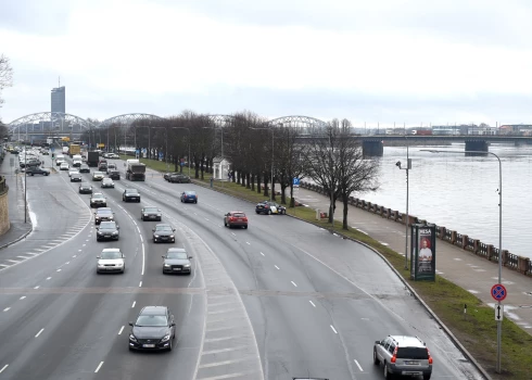 Rīgā pie Akmens tilta vieglais auto iebraucis Daugavā; automašīnas salonā atrasts 1992. gadā dzimuša vīrieša līķis
