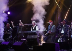 FOTO, VIDEO: ar jaudīgu koncertu un sirsnīgu ballīti Liepājā savu 60 gadu jubileju nosvin rokmūzikas leģenda Ainars Virga