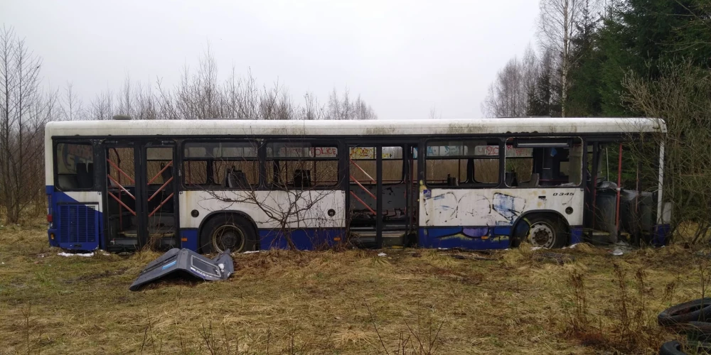 Таинственная находка: как автобус Rīgas satiksme оказался посреди леса