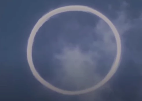 VIDEO: Itālijā pie debesīm novēroti neparasti dūmu gredzeni