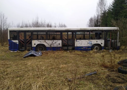 Ļaudis pārsteidz "Rigas satiksmes" autobuss meža vidū: kā tas tur nonāca?