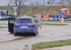 Трагическая авария в Даугавпилсе: машина протаранила автобусную остановку - погибли две женщины