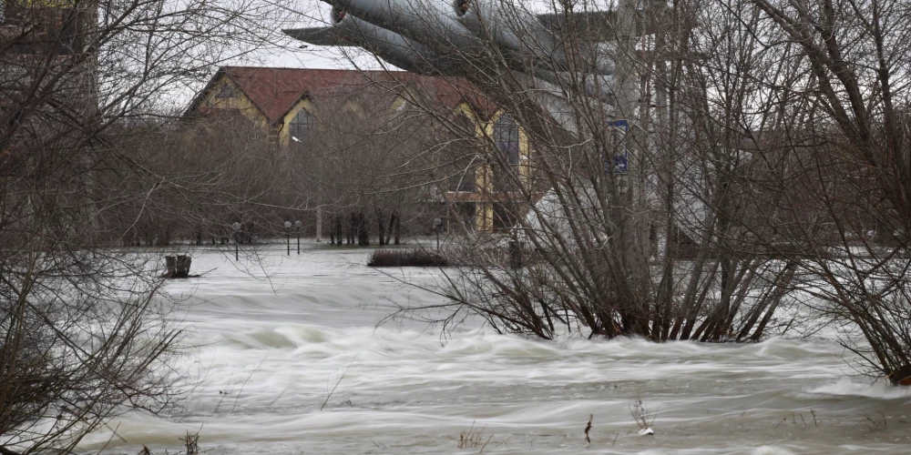 Bezprecedenta plūdi Krievijas vidienē: applūdušas vairāk kā 10 000 ēkas