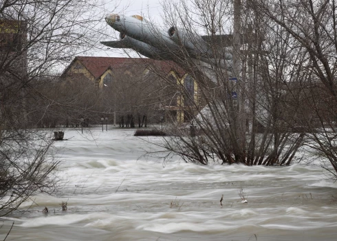 Bezprecedenta plūdi Krievijas vidienē: applūdušas vairāk kā 10 000 ēkas