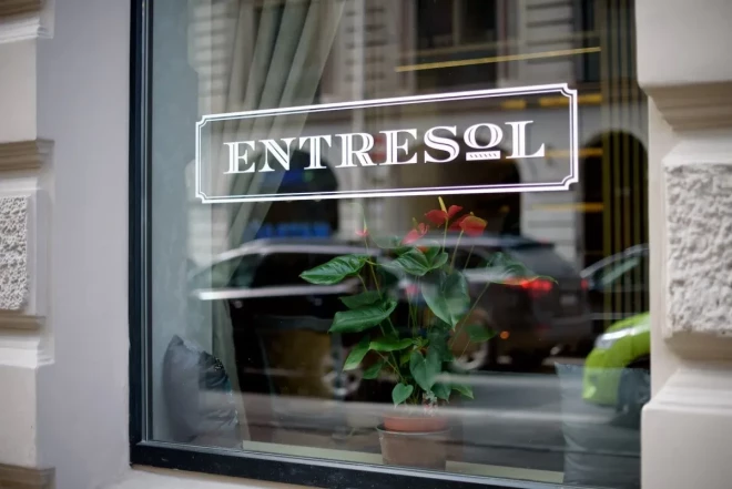 "Entresol".