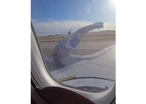 В США у самолета Boeing во время полета оторвалась обшивка двигателя